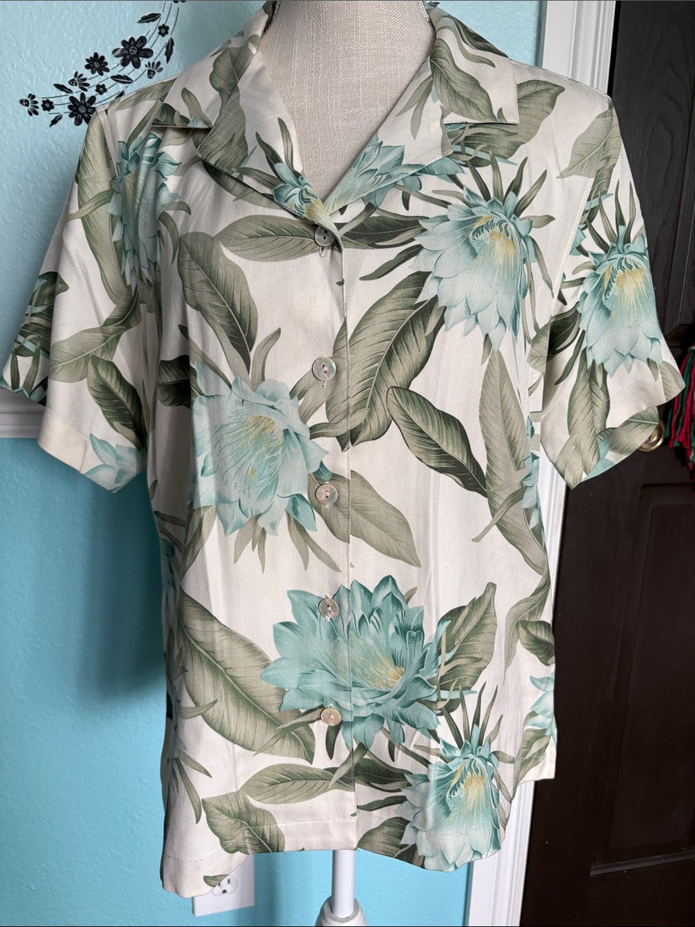 TOMMY BAHAMA Tropical Cream Button-Up Shirt with Teal Floral Print 100% Silk